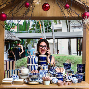 Christmas market 2017: Market stall with traditional pottery