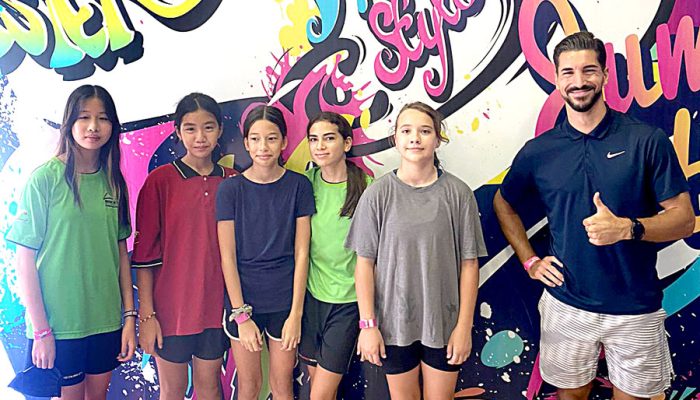 Fünf Mädchen vs. Jump Arena