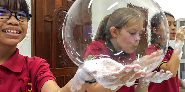 Bilingualer Chemieunterricht an der IGS: Schülerinnen am Experimentieren mit Seifenblasen