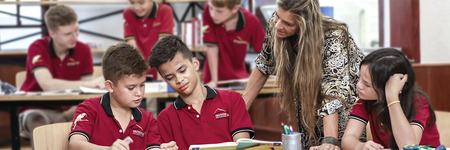 Unterricht in der Sekundarstufe: Lehrerin mit Schüler*innen