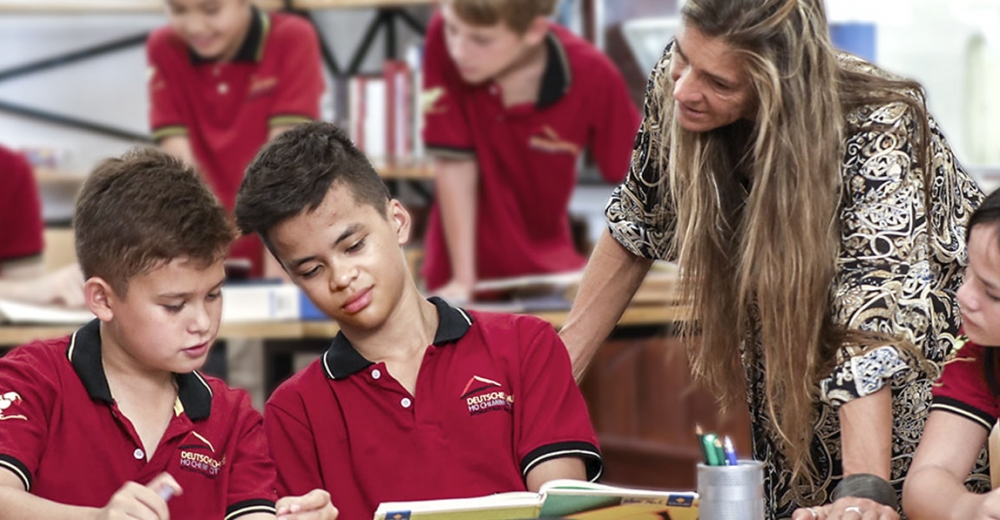 Unterricht in der Sekundarstufe: Lehrerin mit vier Schülerinnen